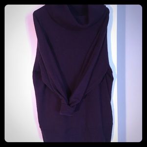 Women’s sleeveless crew neck